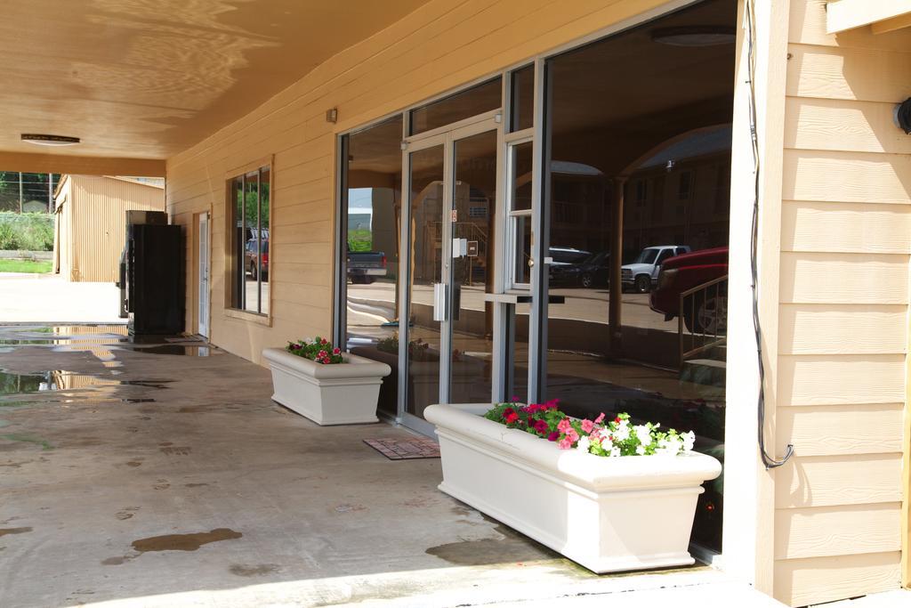 Coach Light Inn Brenham Exterior photo