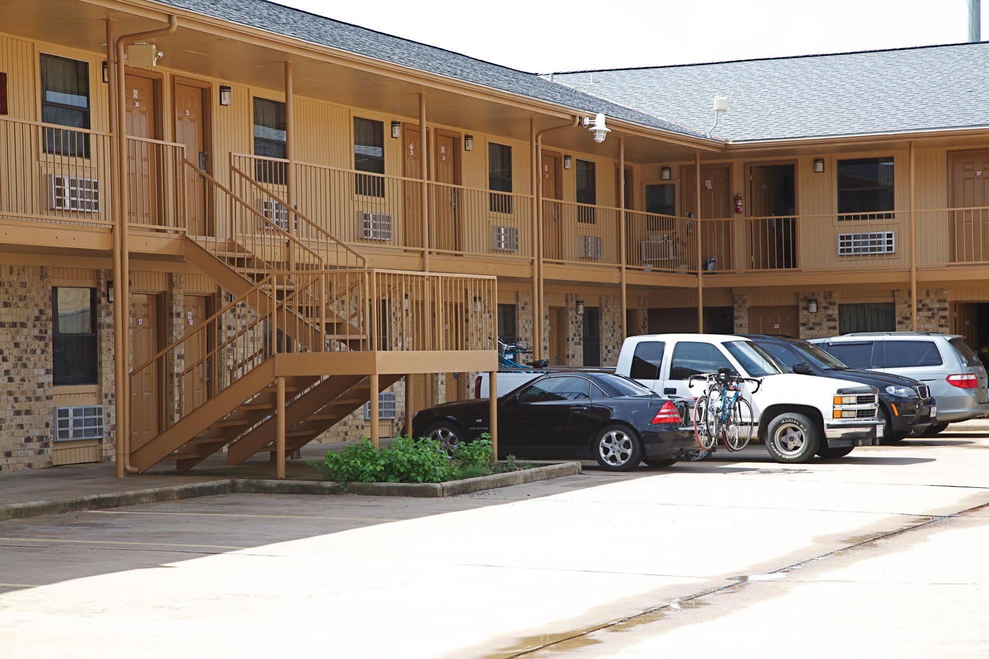 Coach Light Inn Brenham Exterior photo